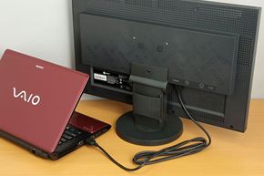 如果连接到外部液晶显示器，笔记本电脑就能够得到更有效的利用。 这张照片显示了艺卓23英寸宽屏液晶显示器通过HDMI接口连接到一台索尼VAIO笔记本电脑 (VPCCW28FJ/R)。